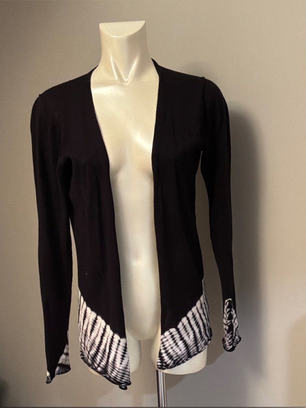 Black Open-Front Women’s Cardigan with Monochrome Tie-Dye Hem